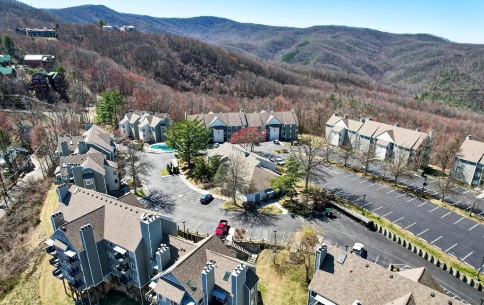 Holiday home New- Lovely 2-bdr2bath With Indoor Pool Hot Tub Wi-fi, Great Location Gatlinburg