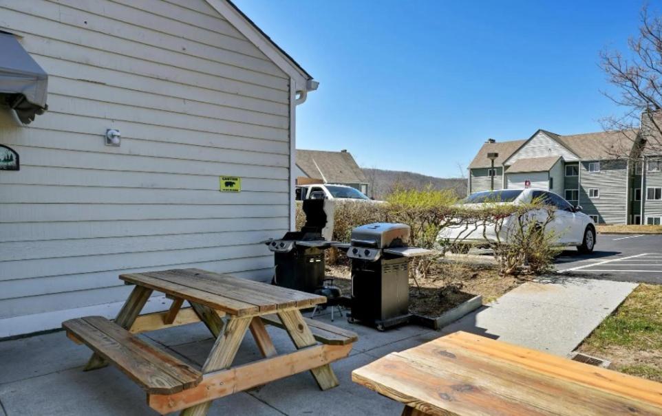 Holiday home New- Lovely 2-bdr2bath With Indoor Pool Hot Tub Wi-fi, Great Location *